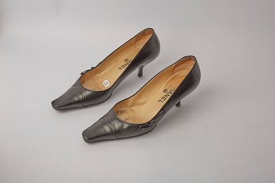 pair of black leather heels with pointed toe and pointed toes