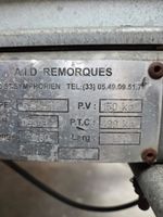 Une Remorque ALD REMORQUES simple essieu bagagère avec capot… (photo 6)