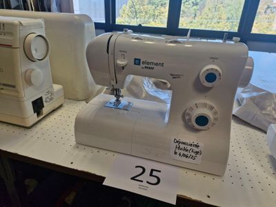 une machine à coudre blanche posée sur une table, avec une étiquette de prix