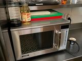 un micro-ondes posé sur un plan de travail dans une cuisine