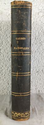 un vieux livre posé sur une table à côté d'un mur