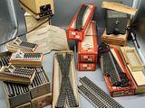 de nombreux types de voies ferrées exposés dans une vitrine