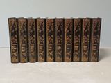 six livres sont alignés sur une surface blanche