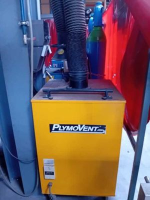 une machine jaune à laquelle est raccordé un tuyau
