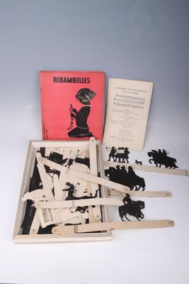 une boîte contenant tout un tas de marionnettes à bâtonnets