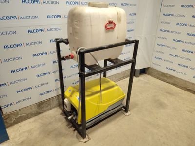 un bac jaune posé sur un chariot noir dans une pièce