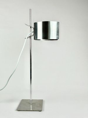 une lampe posée sur un pied métallique et munie d'un cordon