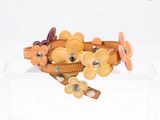 un gros plan d'un bracelet orné de fleurs