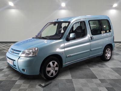 la photo d'une camionnette bleue garée dans une pièce