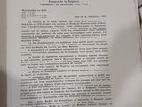 une feuille de papier posée sur une table