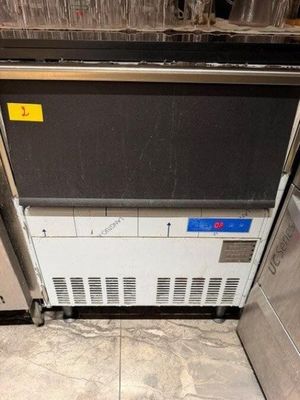 une photo d'un réfrigérateur placé dans un coin d'une pièce