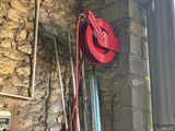 une image représentant une pièce dans laquelle se trouve une borne d'incendie