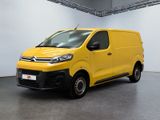 Une camionnette jaune est garée dans une grande pièce.