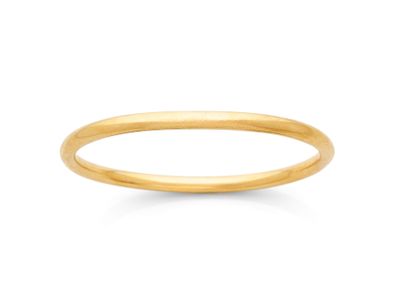 une bague en or jaune à l'alliance fine sur fond blanc