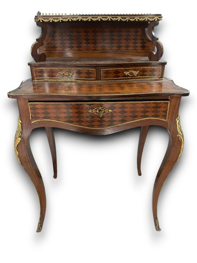 Bureau de dame à gradins de style Louis XV en bois de placag…