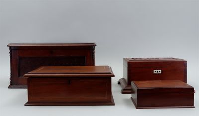 trois meubles, à savoir un coffre, un coffre et un tabouret