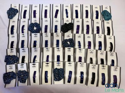 beaucoup de barrettes bleues et noires posées sur une table blanche