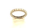 gros plan d'une bague en diamant sur une surface blanche