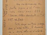 un vieux morceau de papier sur lequel on a écrit, posé sur une table