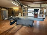 une machine qui découpe un morceau de bois dans une pièce