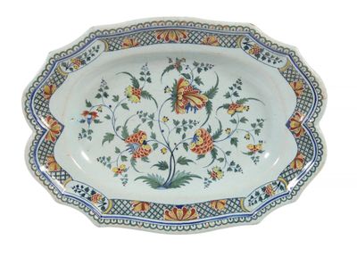 40 Rouen : plat ovale à bord mouvementé en faïence stannifèr…