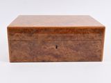une petite boîte en bois munie d'une serrure sur le dessus