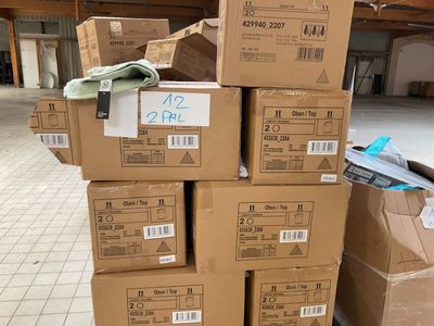 boîtes empilées dans un entrepôt