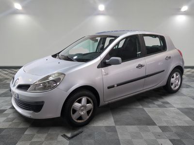 la photo d'une voiture argentée garée dans un garage
