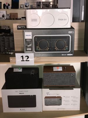 un rayon rempli d'appareils électroniques dans un magasin
