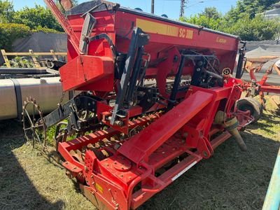 une machine rouge qui est garée dans l'herbe