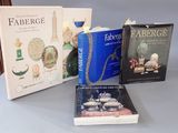 trois livres sont posés sur une table les uns à côté des autres