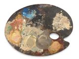 un gros plan sur une palette de peinture sur fond blanc