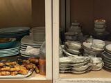 beaucoup de produits alimentaires exposés dans la vitrine d'un magasin