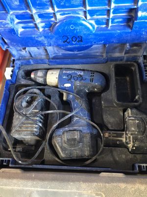 une boîte à outils bleue avec des outils à l'intérieur