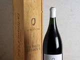 une bouteille de vin posée sur une table à côté d'une boîte