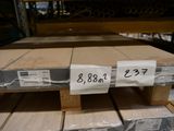 une palette de bois dont les planches ont été empilées les unes sur les autres