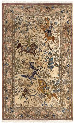 un tapis persan ancien représentant des chevaux et des fleurs sur un fond beige
