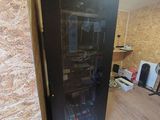 une armoire noire dans une pièce au sol en parquet