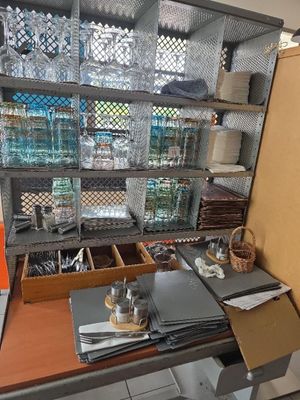 un bureau sur lequel se trouvent une pile de papiers et un ordinateur portable