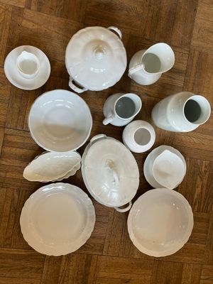 beaucoup d'assiettes et de tasses blanches par terre