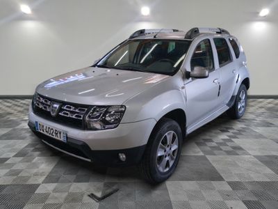 une photo d'une Dacia argentée garée dans un garage
