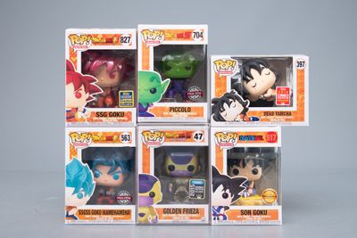 cinq figurines Funko Pop en vinyle différentes, présentées dans une vitrine