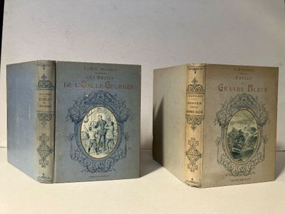 Deux vieux livres sont posés sur une table devant un fond blanc.