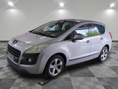 la photo d'une voiture argentée garée dans un garage