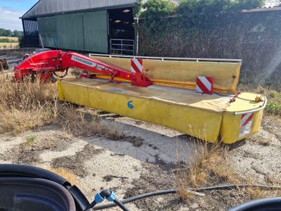 un tracteur garé à côté d'un banc jaune