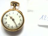une montre de poche posée sur une feuille de papier, à côté d'une autre feuille de papier