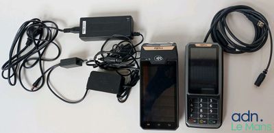 deux téléphones portables et un chargeur posés sur une table
