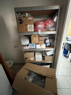 beaucoup de boîtes et de cartons sur le sol d'une pièce