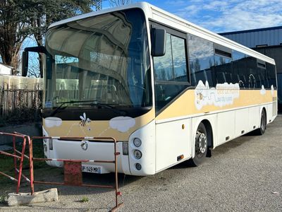 un bus blanc et jaune garé sur un parking