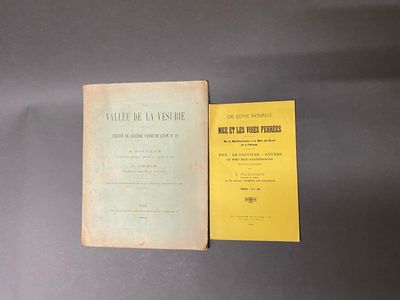 deux livres posés l'un à côté de l'autre sur une table